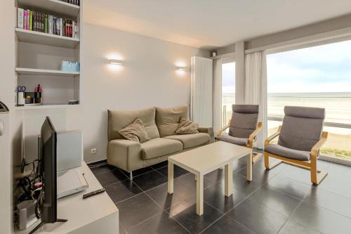 Nieuwpoort-aan-Zee Apartment | Oceanfront Family Getaway at Grand Large 0602 Nieuwpoort