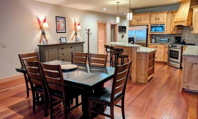 Government Camp House | Experience the Allure of Collins Lake Resort Grand Lodge