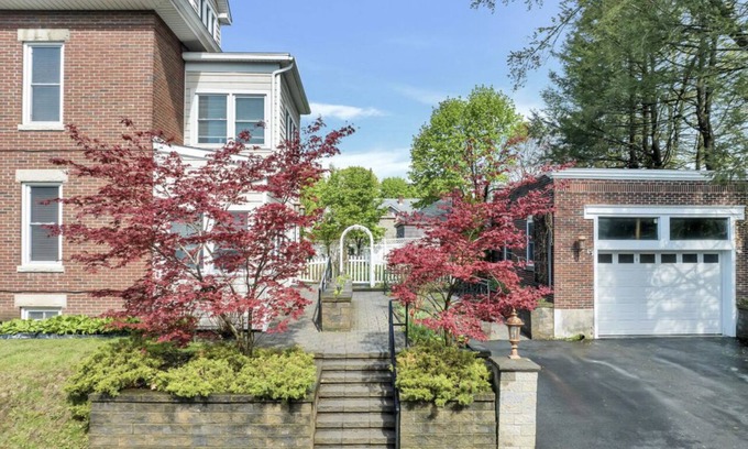 Melrose House | Discover Grand Manor: Walk to Eateries and Theatre