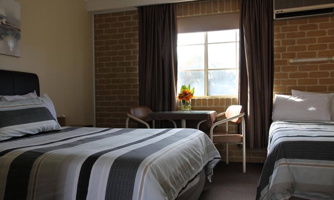 Queanbeyan East Hotel | Experience Grand Manor Motor Inn - Queanbeyan, Rated 9/10