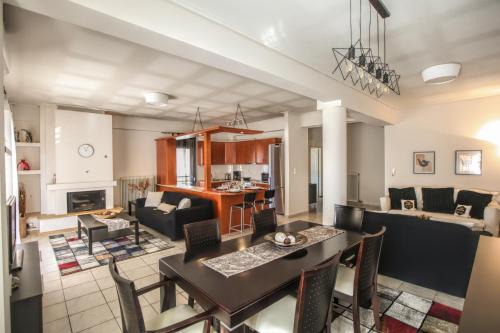 Kalambaka Apartment | Elegant Grand Meteora Central Apartment with Pool & Spa