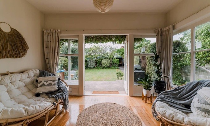 Merivale Villa | Grand Old Mansion - Sleeps 9