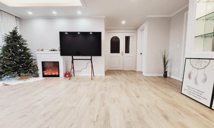 Yeonnam-dong Apartment | Spacious 4-Bedroom House in Trendy Hongdae, Rated 9.6/10