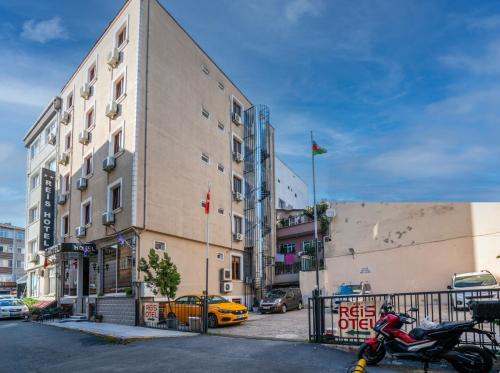 Topkapi Hotel | Comfortable Stays at Grand Reis Hotel with Family Dining