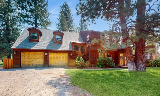 Sisters House | Escape to Grand Retreat: Hot Tub, Fireplaces, and Slopes