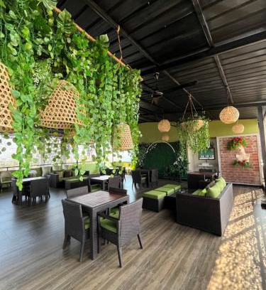 Boralesgamuwa Hotel | Budget-Friendly Stay at Grand Rovinka Hotel with Dining Options