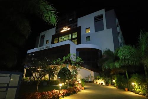 Latur Hotel | Discover Grand Sarovar Portico in Latur: Family-Friendly Stay
