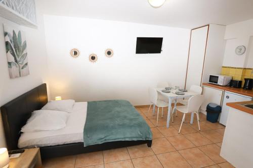 Argeles Plage Apartment | Inviting Grand Studio with Oceanfront Views for 2-4 Guests