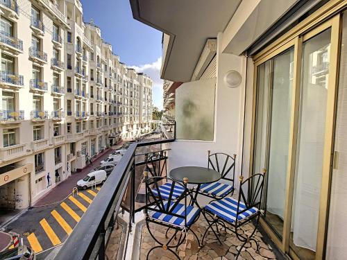 Cannes City Centre Apartment | Inviting Grand Studio Cabine Steps from Beautiful Beaches