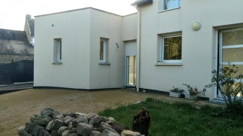 Locmariaquer Apartment | Bright Grand Studio Steps from the Sea - Rated 8.5/10