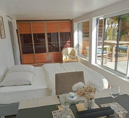 Ploermel House | Stylish Grand Studio with Child-Friendly Amenities