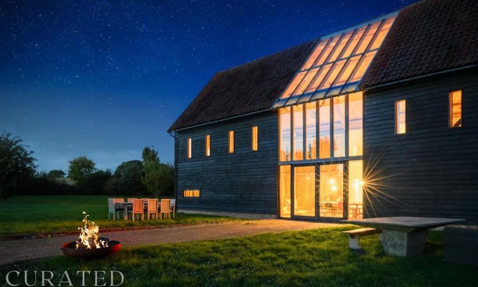 Chelsworth House | Inviting Grand Suffolk Barn Conversion - Pet Friendly Retreat