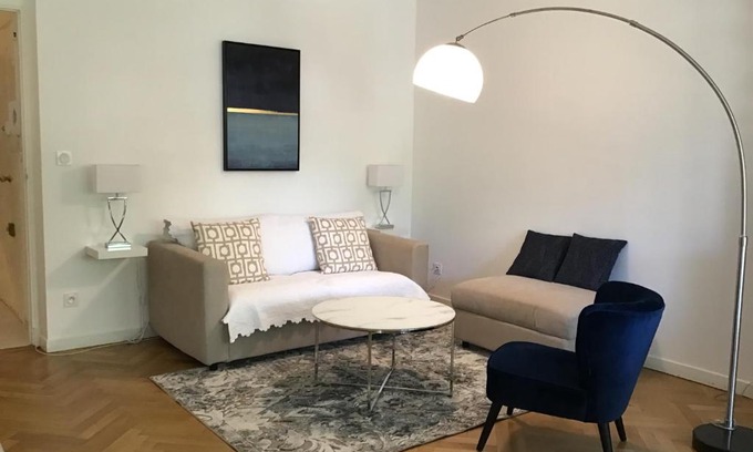 Couronne Urbaine Apartment | Historic Retreat: Grand T2 Near Aix en Provence Center