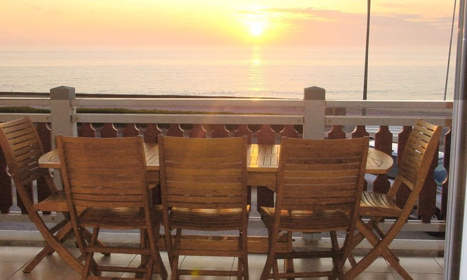 Soulac-sur-Mer Apartment | Oceanfront Grand T3 Apartment with Pool and Breakfast