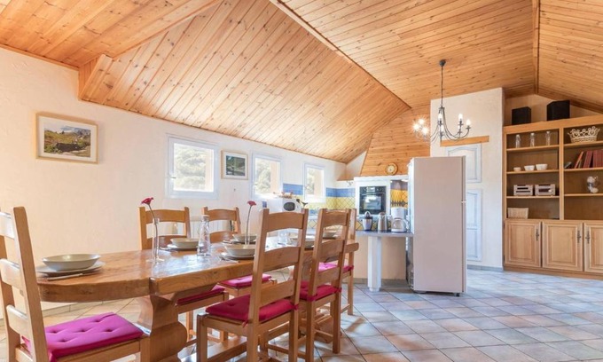 Briancon Apartment | Cozy Grand T4 in Briançon: Near Ski Lifts & Shops