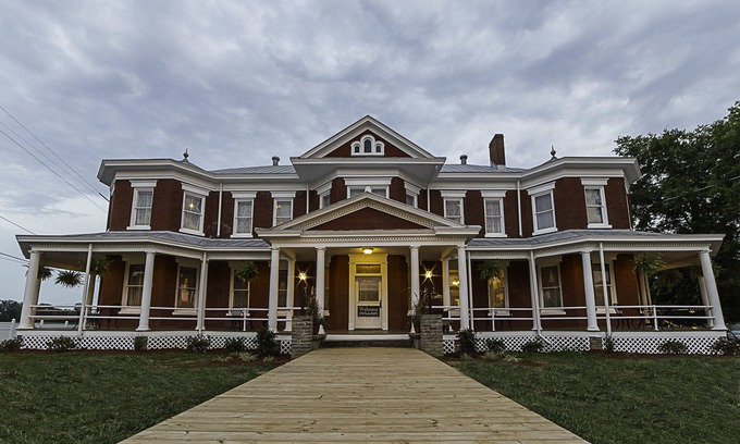 Park City Bed & Breakfast | Grand Victorian Inn: Oceanfront Bliss & Top-Rated Service