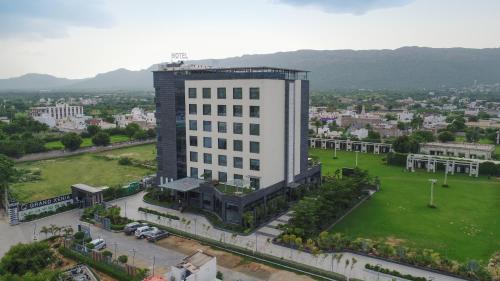 Ajmer Hotel | Elegant Grand Xenia: Oceanfront Retreat with Pool Access