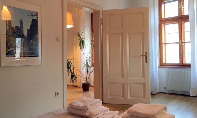 Josefstadt Apartment | City-Center Grande Suite: Top-Rated Stay with Kitchen & Breakfast