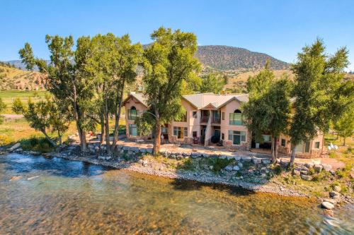 South Fork House | Family-Friendly Grande Getaway: 4-Star Retreat with High Ratings