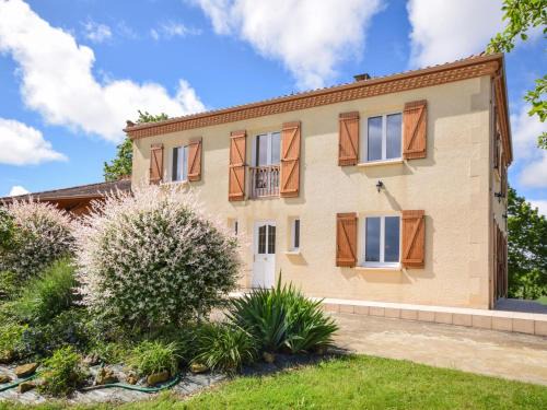 Bassoues House | Discover Grande Gite Bassoues: Pet Friendly Oceanfront Retreat