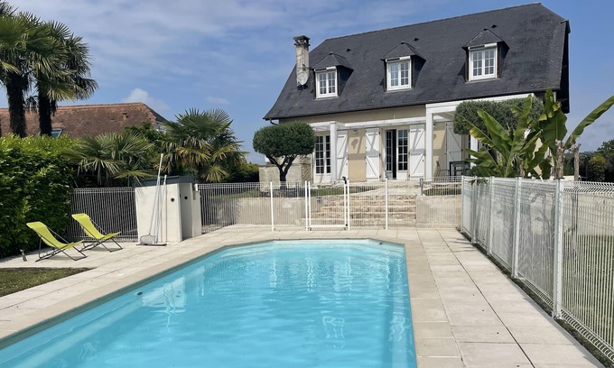 Angais House | Grande Maison Avec Piscine et vue sur la Chaîne des Pyrénées