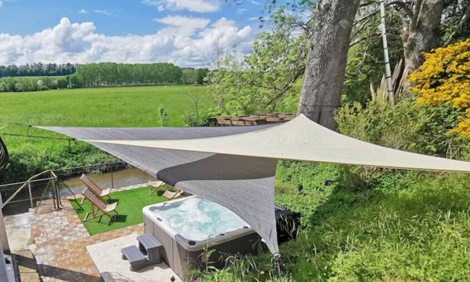 Sarge-sur-Braye House | Grande Maison Détente: Relaxing Retreat with Spa & Hot Tub