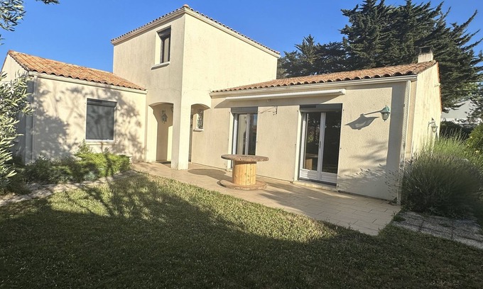 Angoulins Bed & Breakfast | Explore Grande Maison: Family-Friendly Retreat with Hot Tub