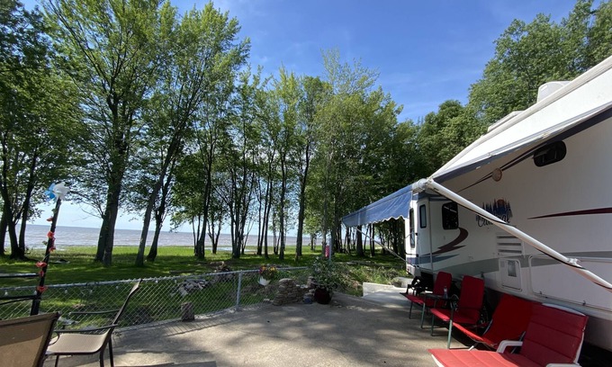 Mauricie House | Grande Roulotte Luxe Cardinal Devant le Fleuve St-laurent