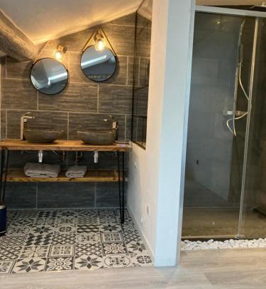 Entraigues-sur-la-Sorgue Apartment | Experience Grande Terrasse with Private Parking & Local Bikes