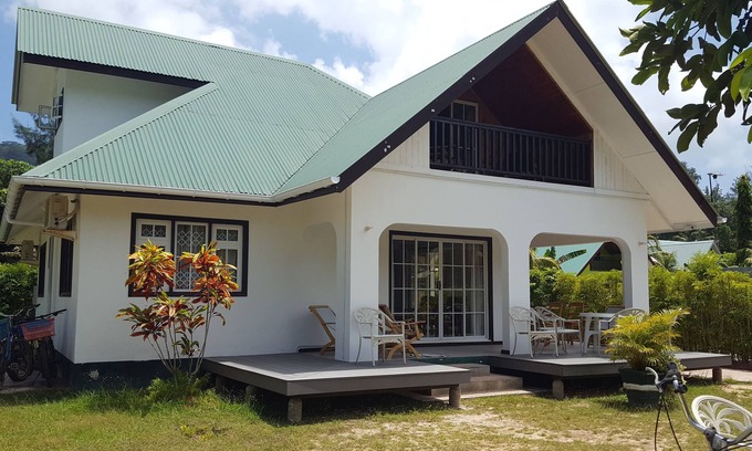 La Digue Villa | Grande Villa Corossol: Oceanfront Bliss for 3-10 Guests