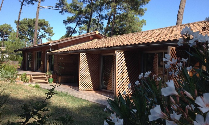 Pyla-sur-Mer Villa | Grande Villa Near Beach with Breakfast & Family-Friendly Space