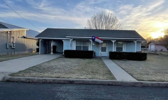 Fredericksburg House | Grandma's Haus: Pet-Friendly Retreat Near Main Street