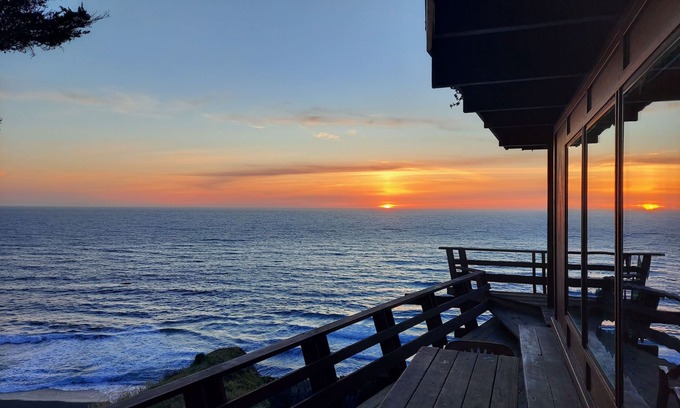 Manchester House | Top-Rated Grandma's Spectacular Beach Cottage with Ocean Views