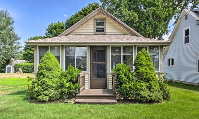 Saybrook Manor House | Relaxing Grandmas Cottage with Sunroom, Steps to Beach