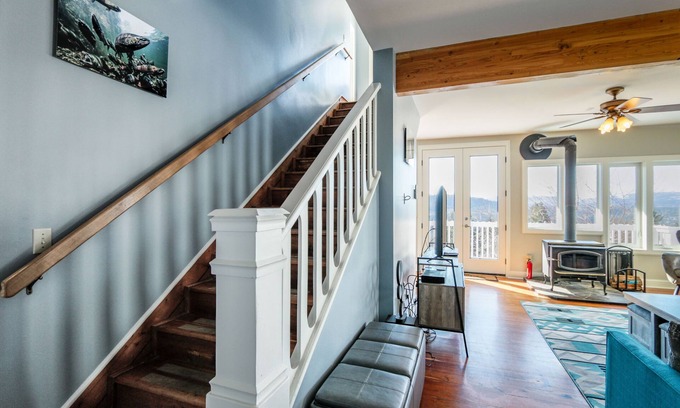 White Salmon House | Inviting Grandview 3 Bedroom Home with Spa and Pet Friendly