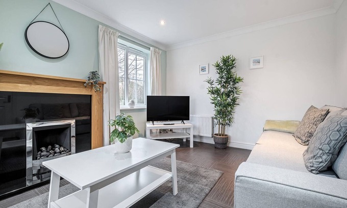 Milton Malsor House | Cozy Grange House: Family-Friendly with Kitchen & Breakfast