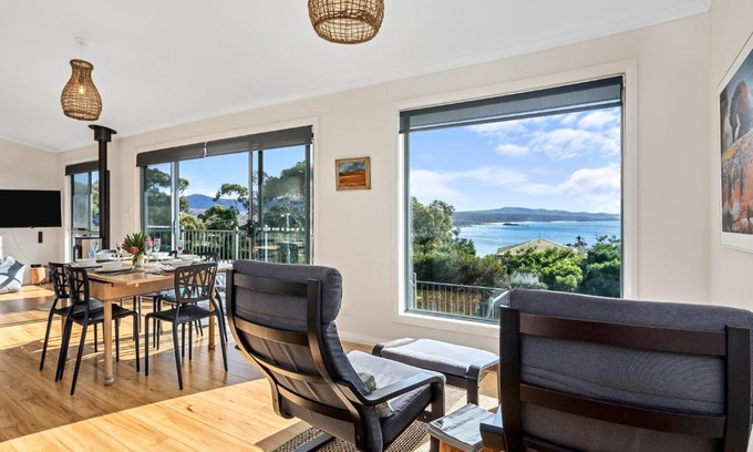 Binalong Bay House | Oceanfront Granite Beach House @ Bay of Fires - Rated 9.4/10