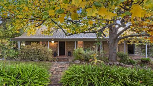 Beechworth House | Enchanting Granite Cottage: Pet & Child Friendly Retreat