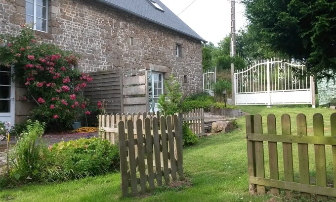 Sartilly-Baie-Bocage House | Tranquil Granite Farmhouse with Oceanfront Amenities