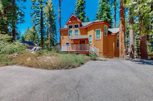 Yosemite National Park House | Serene Granite Tranquility: Child-Friendly Retreat Awaits