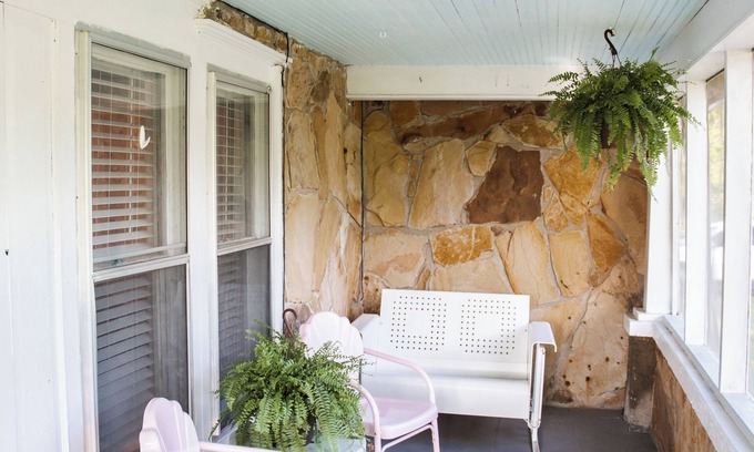 Marionville Cottage | Family-Friendly Granny's House: 10/10 Hometown Hospitality