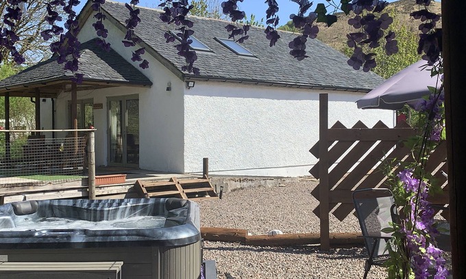 Salen Cottage | Pet-Friendly Grant Cottage: Exceptional Stay in Strontian