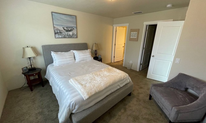 Grants Pass Apartment | Cozy Grants Pass Duplex with Yard and Free Breakfast