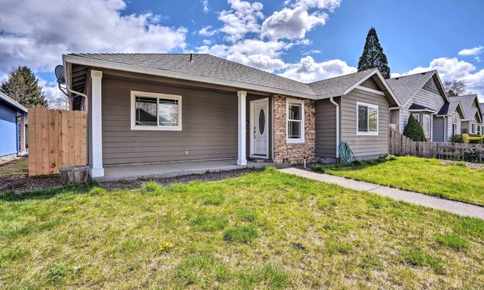 Grants Pass House | Discover Grants Pass Home: 1 Mi to Downtown & Family-Friendly
