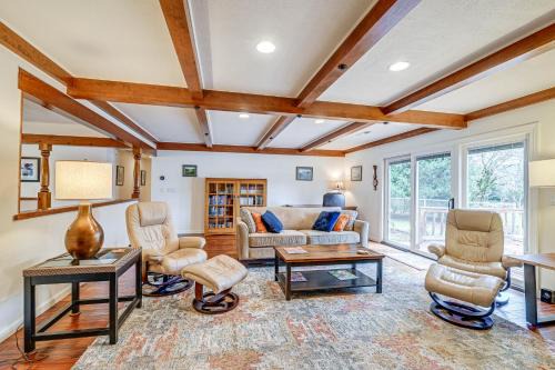 Grants Pass House | Ideal Grants Pass Vacation Rental with Deck and Scenic Views