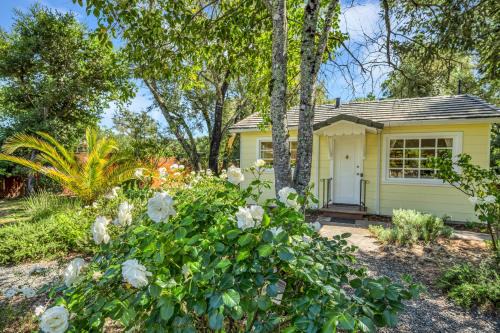 Glen Ellen House | Grapevine Cottage by AvantStay: Cozy Retreat with Firepit