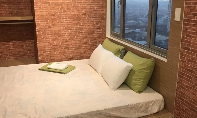 Santo Cristo Apartment | Cozy Stay at Grass Residences SM North with Pool & Kitchen