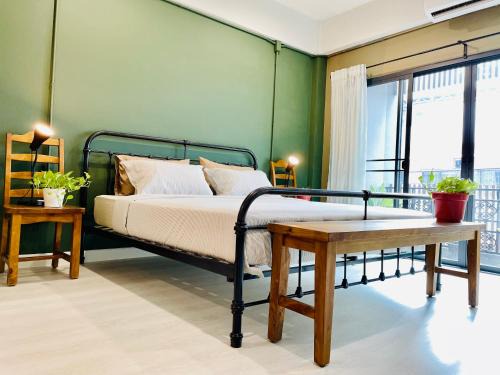 Pak Kret House | Inviting Grasshopper Bed and Cafe with On-Site Restaurant