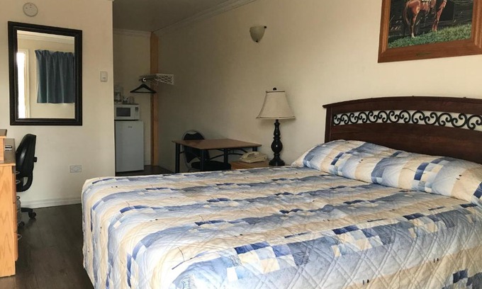 Grassland Hotel | Discover Grassland Motel: Pet-Friendly with Breakfast Included