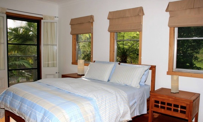 Grassy Head House | Highly Rated Grassy Head Walkabout with Breakfast & Kitchen